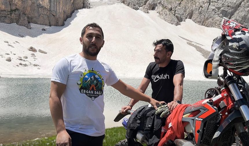 2 bin 500 metre rakımdaki buzul gölünde kayak