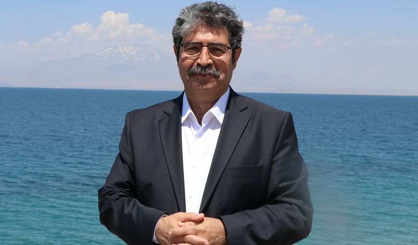 30 dereceyi bulan sıcakta, Türkiye'nin göl kıyısındaki tek mavi bayraklı plajında serinliyorlar
