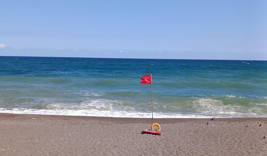 Akçakoca'da olumsuz hava şartları nedeniyle denize girmek yasaklandı