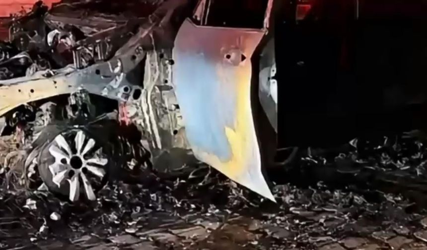 Alev alan otomobil, kullanılamaz hale geldi