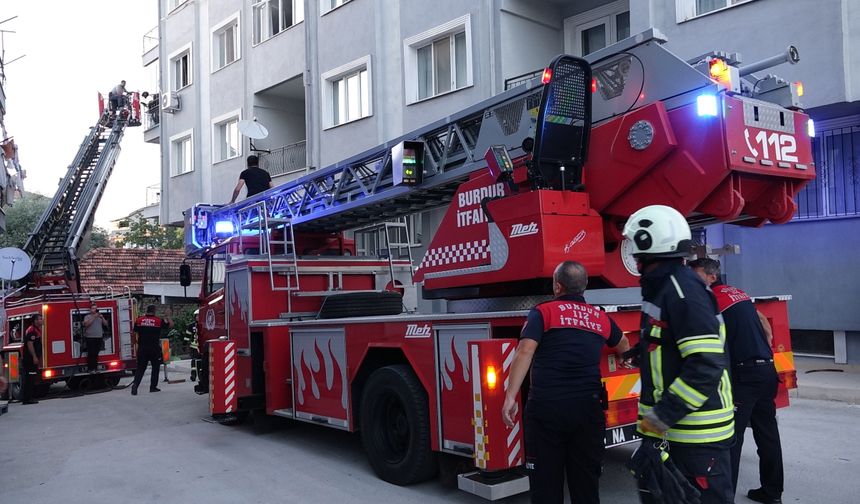 Apartmandaki yangında mahsur kalanlar, merdivenli araçla kurtarıldı
