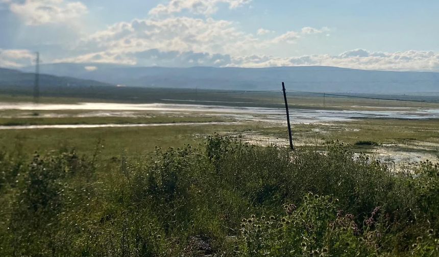 Ardahan-Göle yolu dolu nedeniyle geçici süre ulaşıma kapandı
