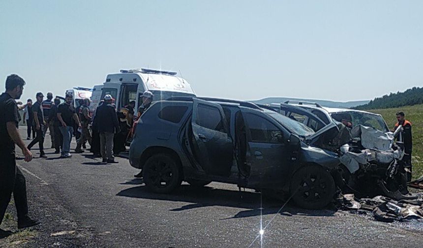 Ardahan'da 3 araç zincirleme kazaya karıştı; 3 ölü, 4 yaralı