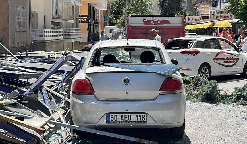 Atıl haldeki hastane binasının dış cephesi çöktü, 2 otomobil hasar gördü
