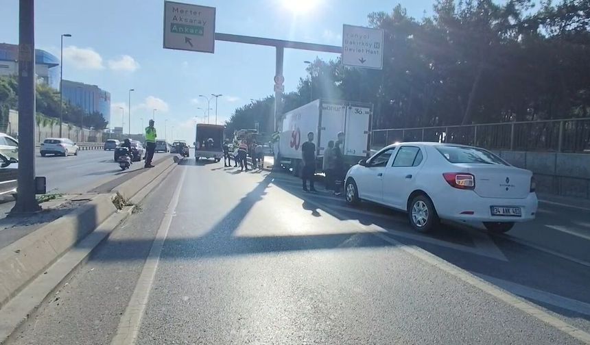 Bahçelievler D-100 Karayolunda seyir halindeki kamyonet direğe çarptı; şoför yaralandı