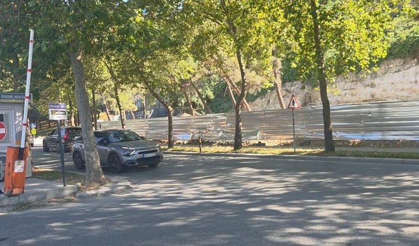 Bahçeşehir'de TIR'ın dorsesindeki konteyner, cipin üzerine devrildi