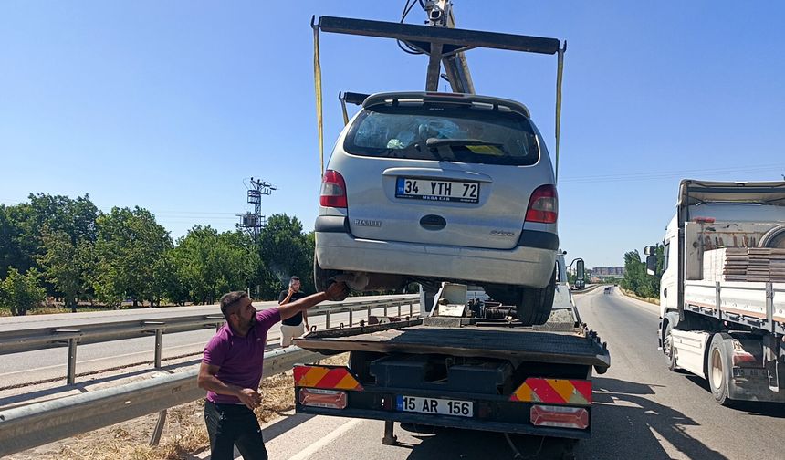 Bariyerlerin arasına giren otomobildeki 6 kişi yaralandı