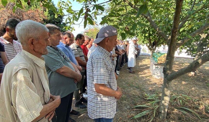 Binanın 16'ncı katından düşerek ölen Emirhan, Çanakkale'de defnedildi