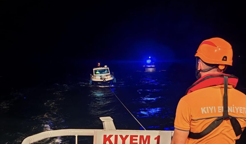 Çanakkale'de sürüklenen tekne kurtarıldı