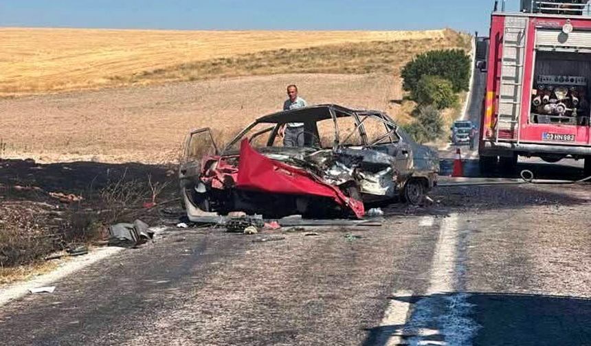 Çarpışan otomobillerden biri alev aldı: 1 ölü, 2 yaralı