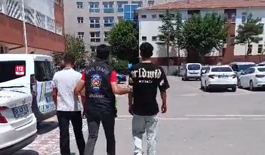 Çocuk parkında, motosikletleriyle oyun grubundaki parkura çıkan 2 kuryeye 146 bin TL ceza