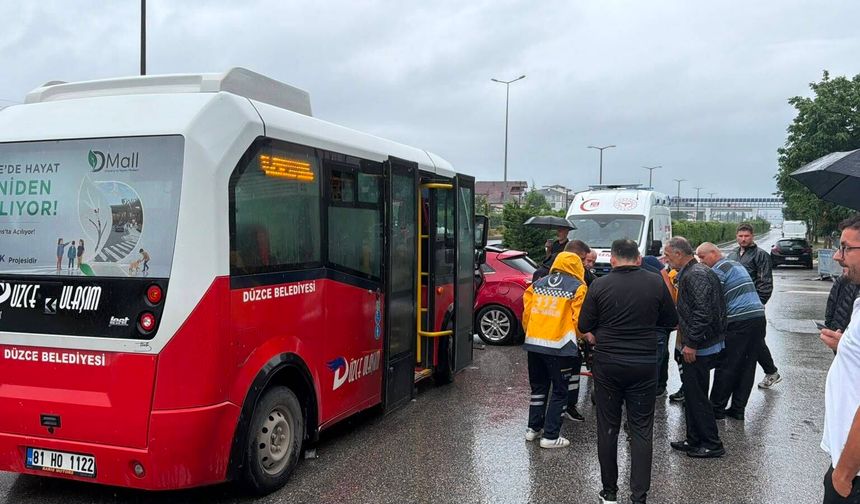 Düzce'de yolcu midibüsü ile otomobil çarpıştı: 5 yaralı