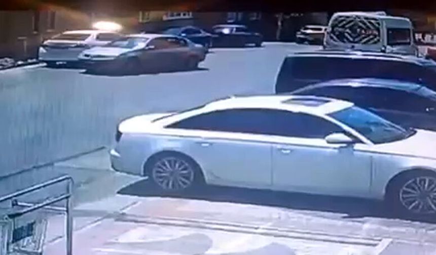 El freni çekilmeyen otomobil, hareket edip istinat duvarında asılı kaldı