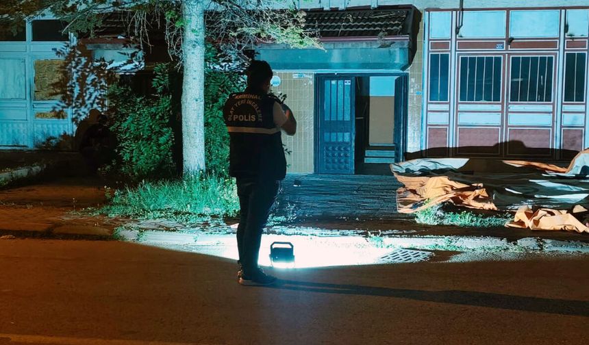 Eşi eve almadı, çatıdan girmek isterken 3'üncü kattan düşüp yaralandı