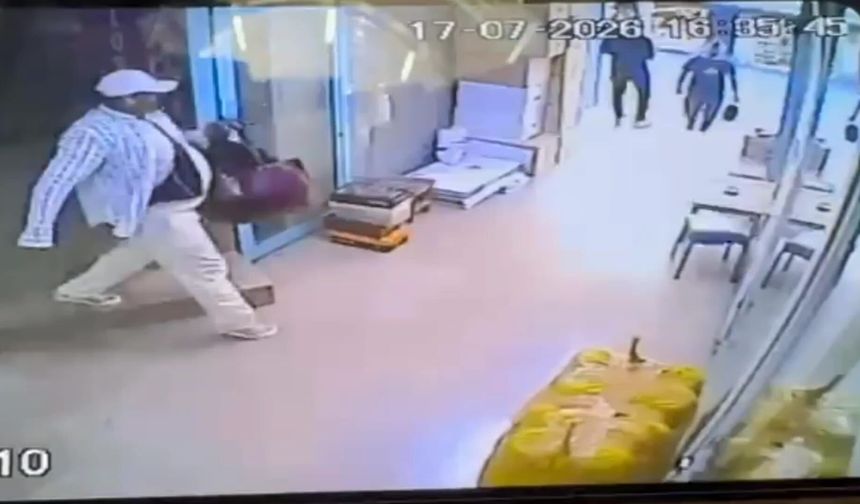 Fatih'te kurdukları düzenekle 4 kilogram altını çaldılar: Birkaç kere altın alıp güven sağlamış