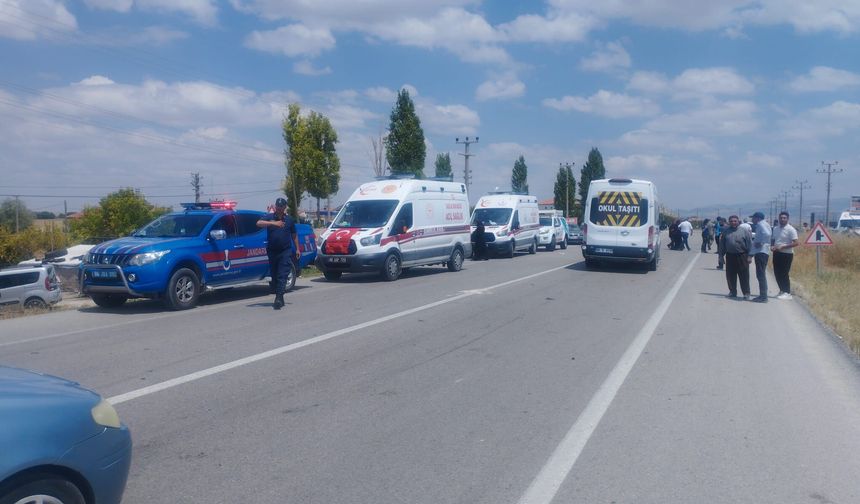 Hafif ticari araç ile otomobil çarpıştı: 6 yaralı