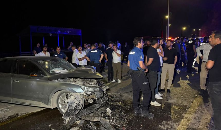 Hakkari'de otomobiller çarpıştı; 2'si ağır 7 yaralı