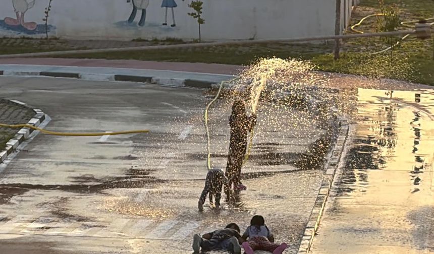 Iğdır'da çocuklar hortumdan akan suyla oynayıp serinledi