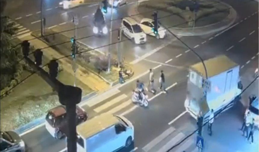 İki motosikletin çarpıştığı kaza kamerada; 3 yaralı