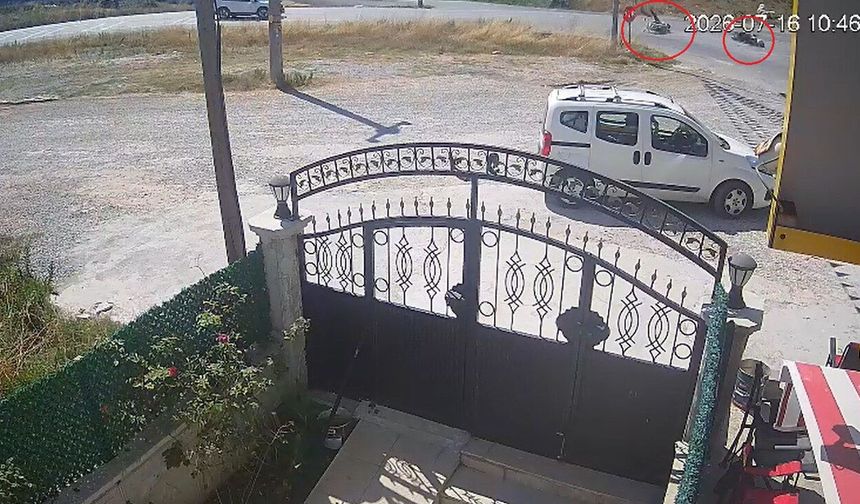 İki motosikletin çarpıştığı kaza kamerada; sürücü ile eşi öldü, oğulları ağır yaralandı