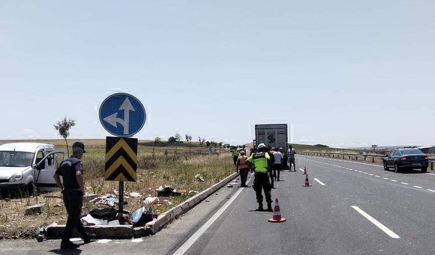 Kamyon ile hafif ticari araç çarpıştı; 2 ölü, 3 yaralı