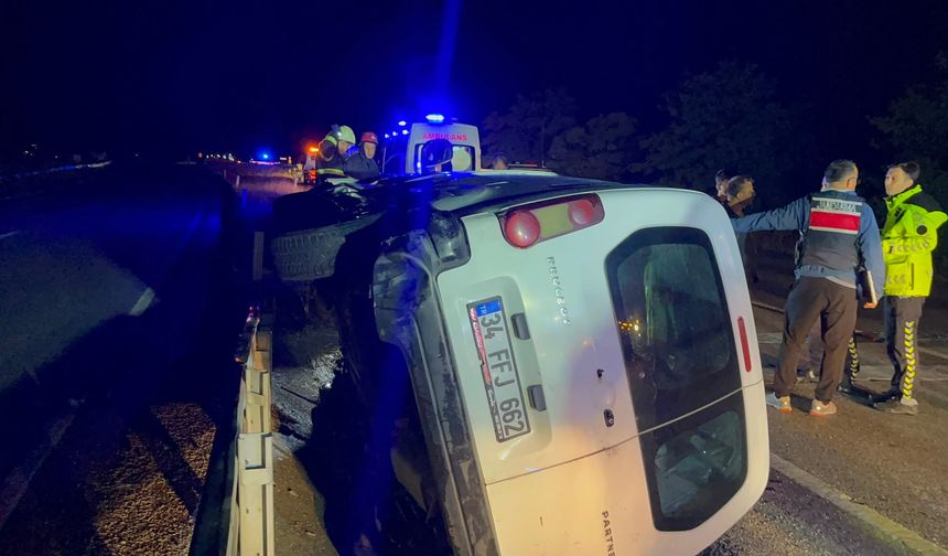 Kastamonu'da orta refüje devrilen hafif ticari araçta kimse bulunamadı
