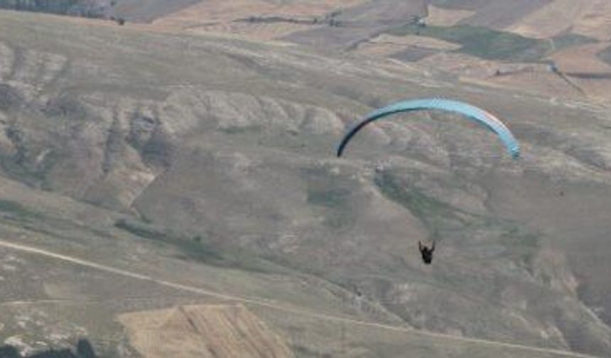 Kayalıklara düşen yamaç paraşütü pilotu öldü