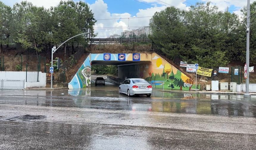 Kocaeli'de sağanak; alt geçit suyla doldu