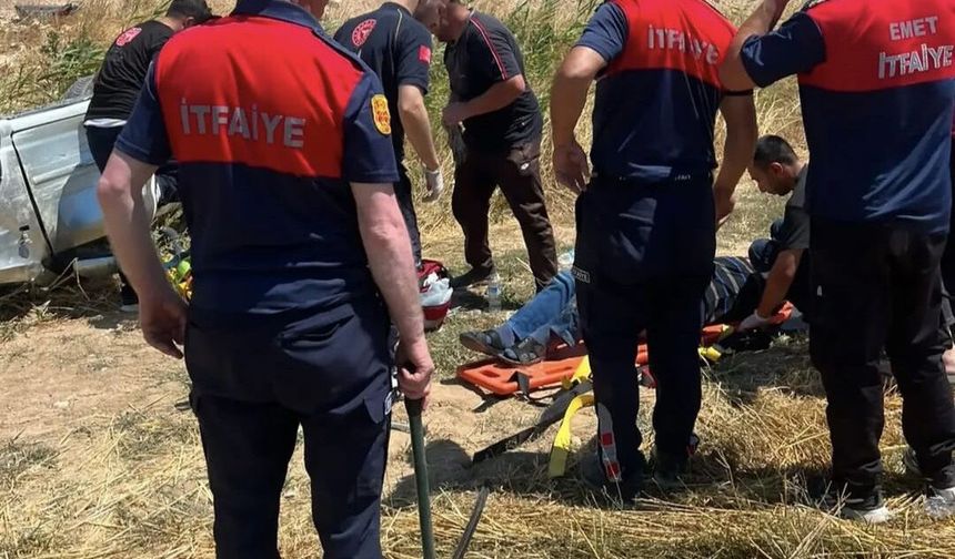 Kütahya'da iki otomobil çarpıştı; 3 yaralı