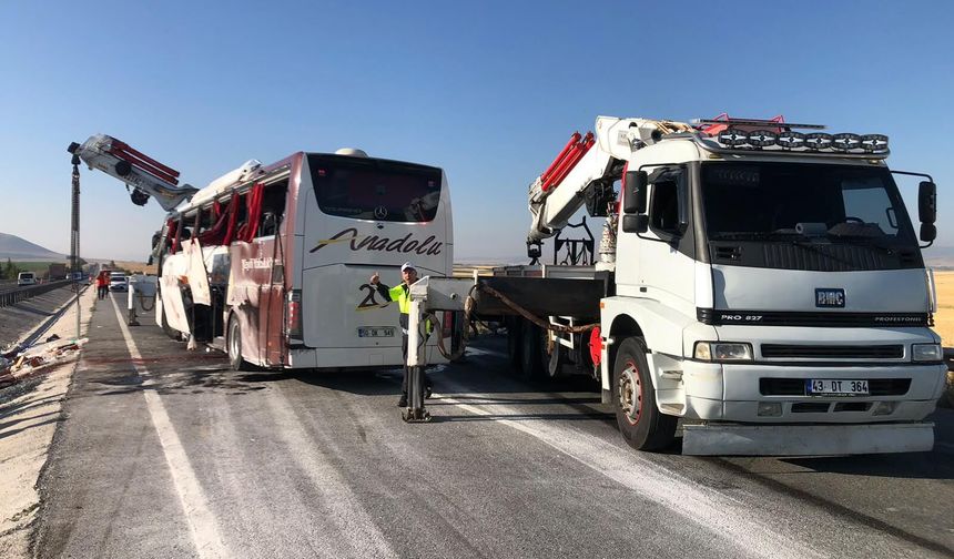 Kütahya'da yolcu otobüsü devrildi; 31 yaralı / Ek fotoğraflar