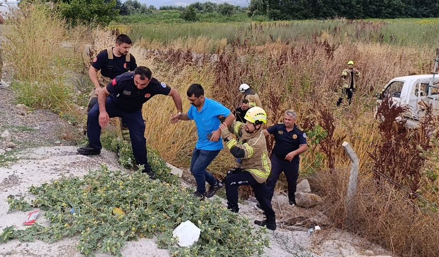 Lastiği patlayan kamyonet, tarlaya uçtu; 1 yaralı