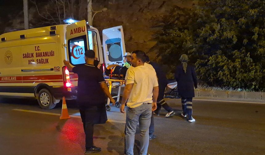 Malatya'da hafif ticari araç, aydınlatma direğine çarptı; 2 yaralı