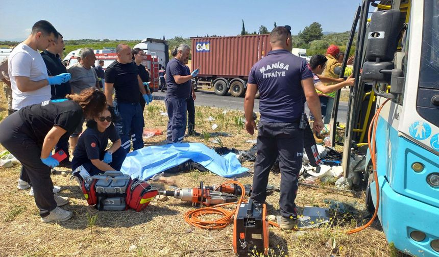 Manisa'da iki minibüs çarpıştı; 1 ölü, 11 yaralı (2)- Yeniden