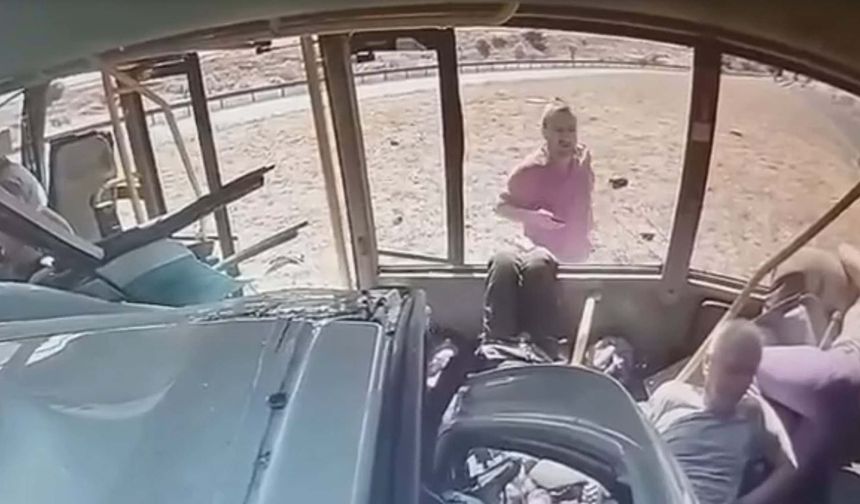 Manisa'da iki minibüs çarpıştı; 1 ölü, 11 yaralı (3)