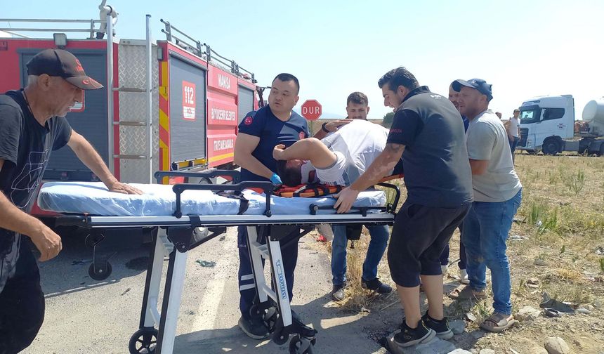 Manisa'da iki minibüs çarpıştı; ölü ve yaralılar var