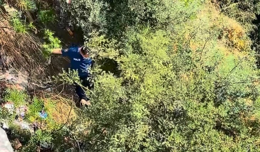 Manzara seyrederken duvardan düşen kadın, yardımına gelen polisten kaçtı