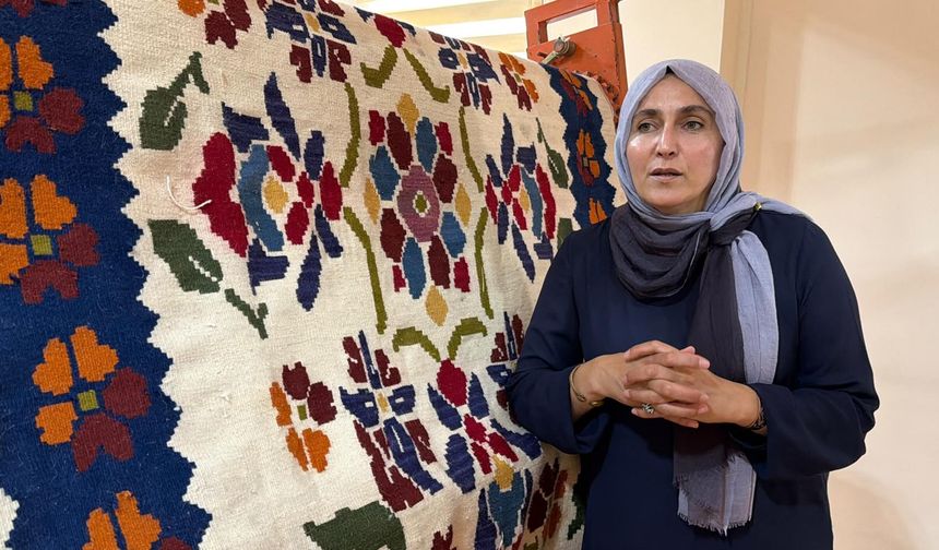 Minyatür tezgahlarla dokuma sanatını gençlere aktarıyor