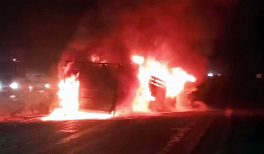 Niğde- Kayseri yolunda traktörle çarpışan kamyonet alev aldı: 3 yaralı
