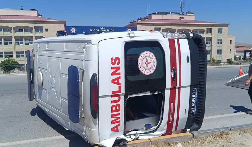 Niğde'de ambulans ile otomobil çarpıştı: 5 yaralı