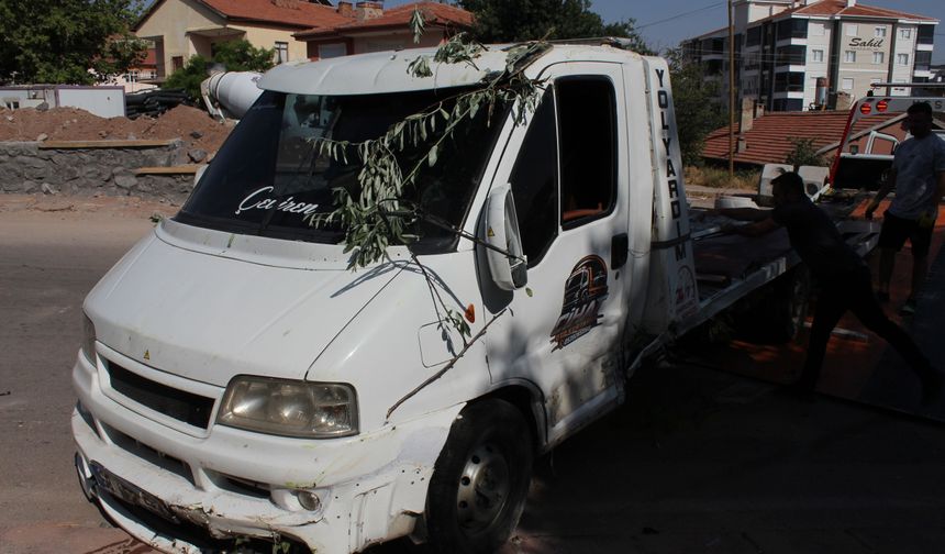 Otomobil ile çekicinin çarpıştığı kaza kamerada; 5 yaralı