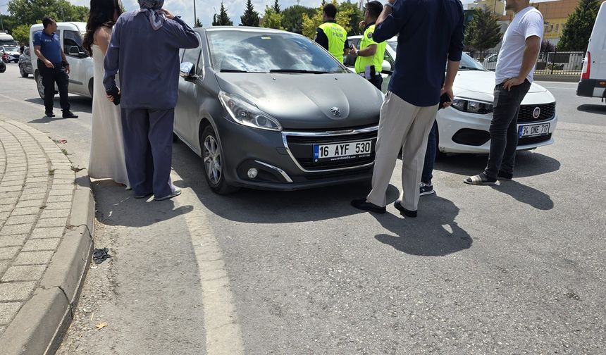 Otomobille çarpışan motosikletteki çift yaralandı