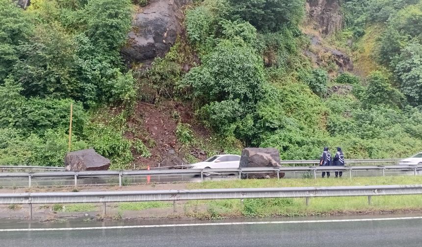 Rize'de dev kayalar sahil yoluna düştü
