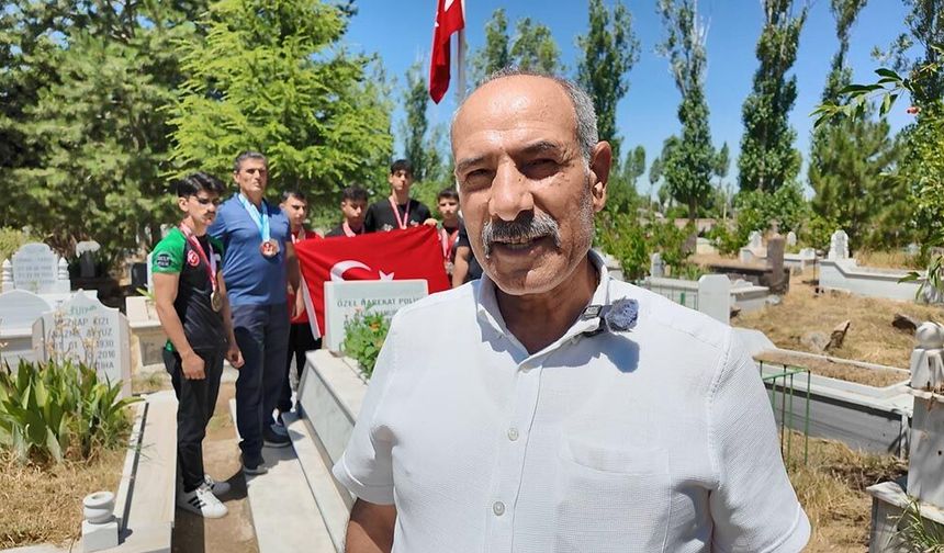 Şampiyon sporcular, şehit polis memurunun mezarına madalyalarını bırakıp, dua etti