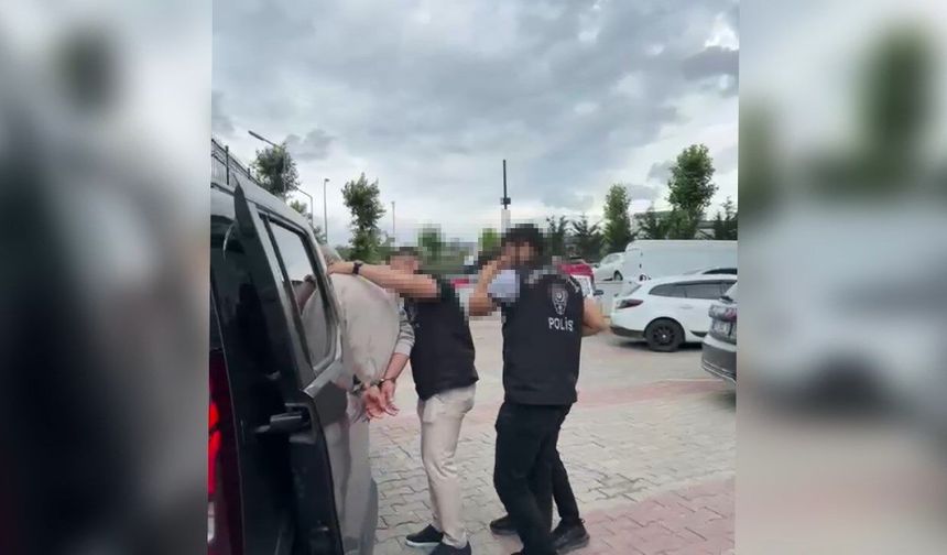 Sancaktepe'de uyuşturucu operasyonu; polise çarpıp kaçmaya çalıştı