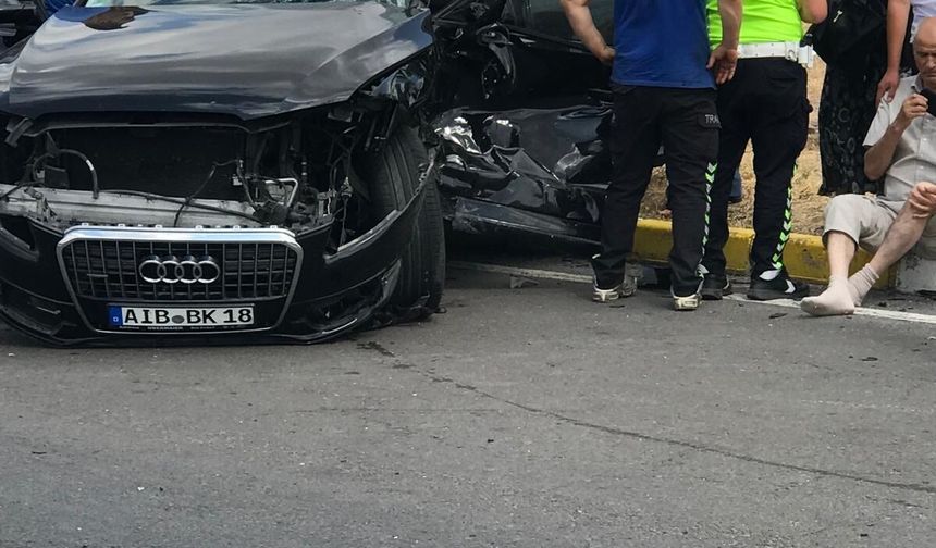 Sivas'ta iki otomobil çarpıştı: 1 ölü, 8 yaralı