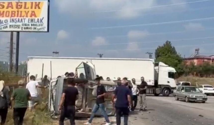 Tanker ile otomobilin çarpıştığı kaza kamerada; 2 yaralı