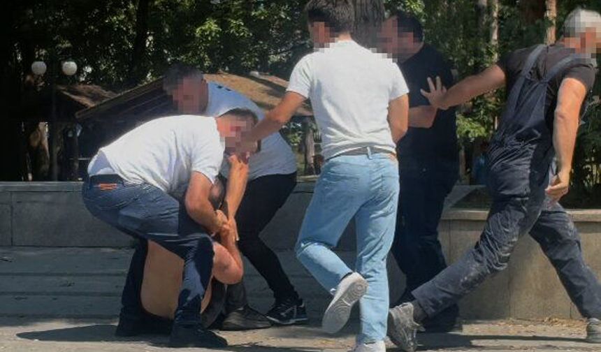 Tartıştıkları kişiyi döven 4 kişi gözaltına alındı; olay kamerada