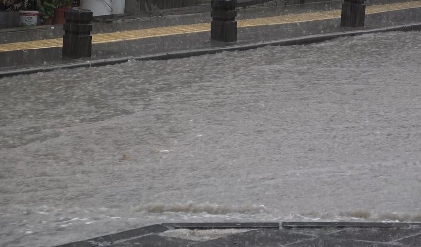 'Turuncu kod' uyarısı yapılan Amasya'da sağanak etkili oldu