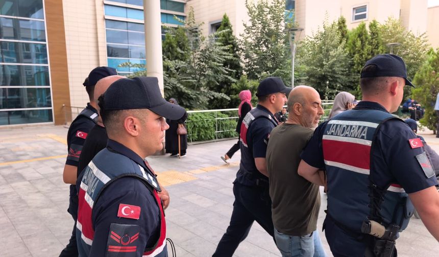Uyuşturucu operasyonunda gözaltına alınan yönetmen Ezel Akay ile kardeşi adliyeye sevk edildi