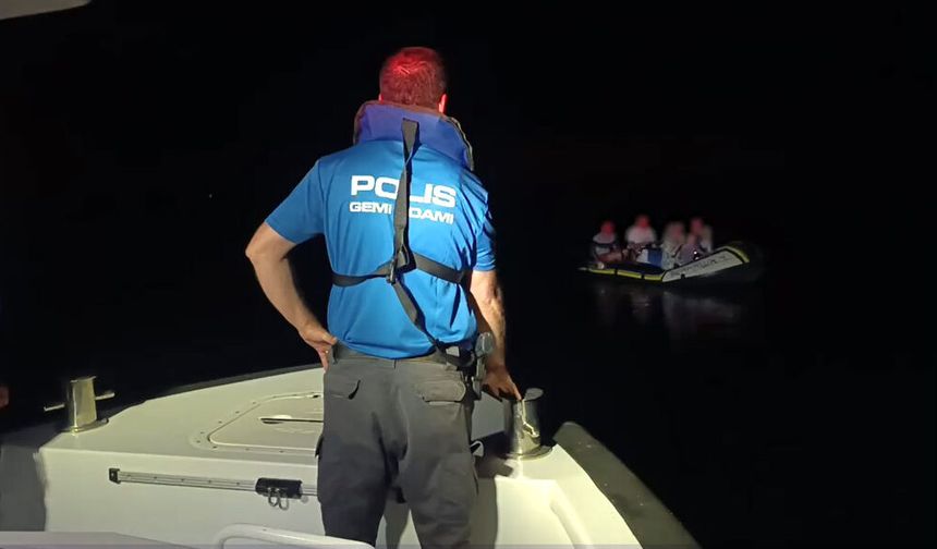 Van Gölü'nde mahsur kalan 7 kişiyi, deniz polisi kurtardı